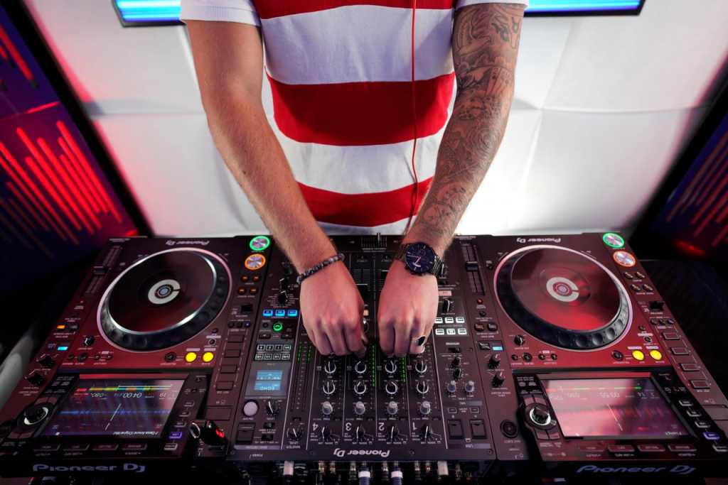DJ Hizmeti: Etkinliklerinize Profesyonel Müzik Dokunuşu