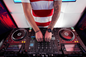 DJ Hizmeti: Etkinliklerinize Profesyonel Müzik Dokunuşu